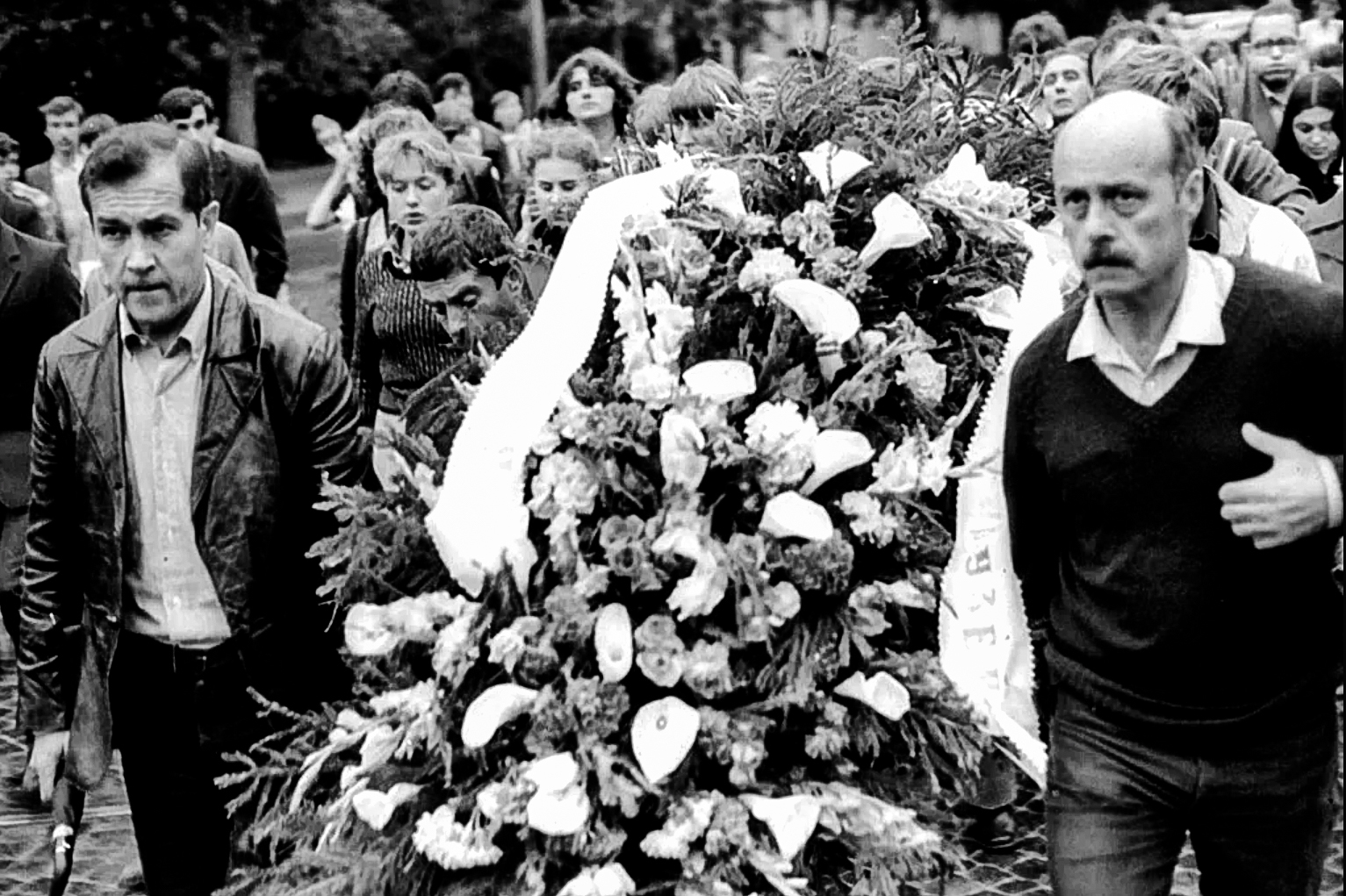 Станислав Говорухин во время похорон своего друга Владимира Высоцкого. 28 июня 1980 года. Москва, Ваганьковское кладбище