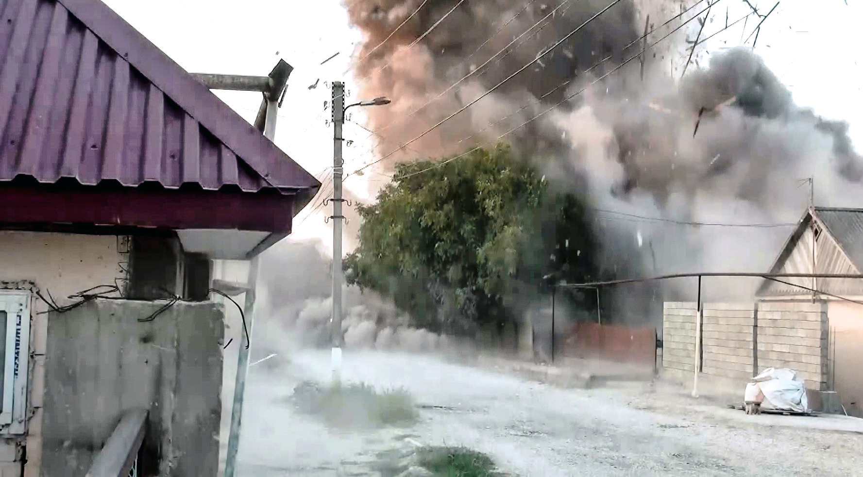 Окраина Хасавюрта, посёлок Балюрт. Подрыв неизвлекаемой бомбы. 28 августа 2017 года. Оперативное фото НАКа