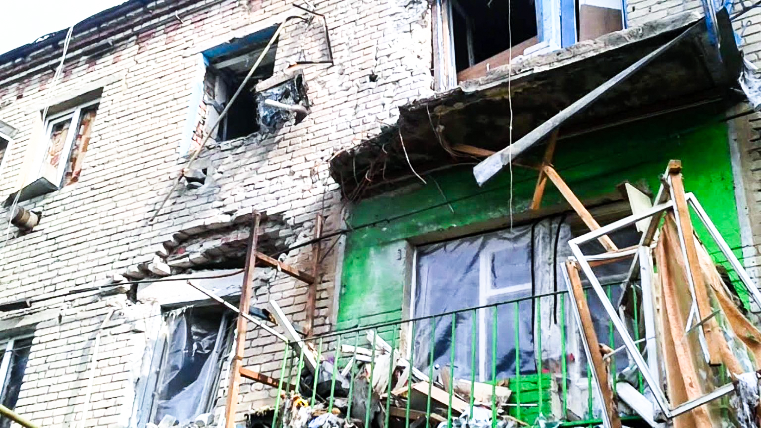 Реальная Марьинка на Донбассе. Десятки её жителей были убиты и ранены под обстрелами. Фото 2014 года