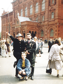Александра Введенская, Александр Бардодым и Ольга Егорова (сидит). Перед Историческим музеем в г.Москве. 1 мая 1992 года