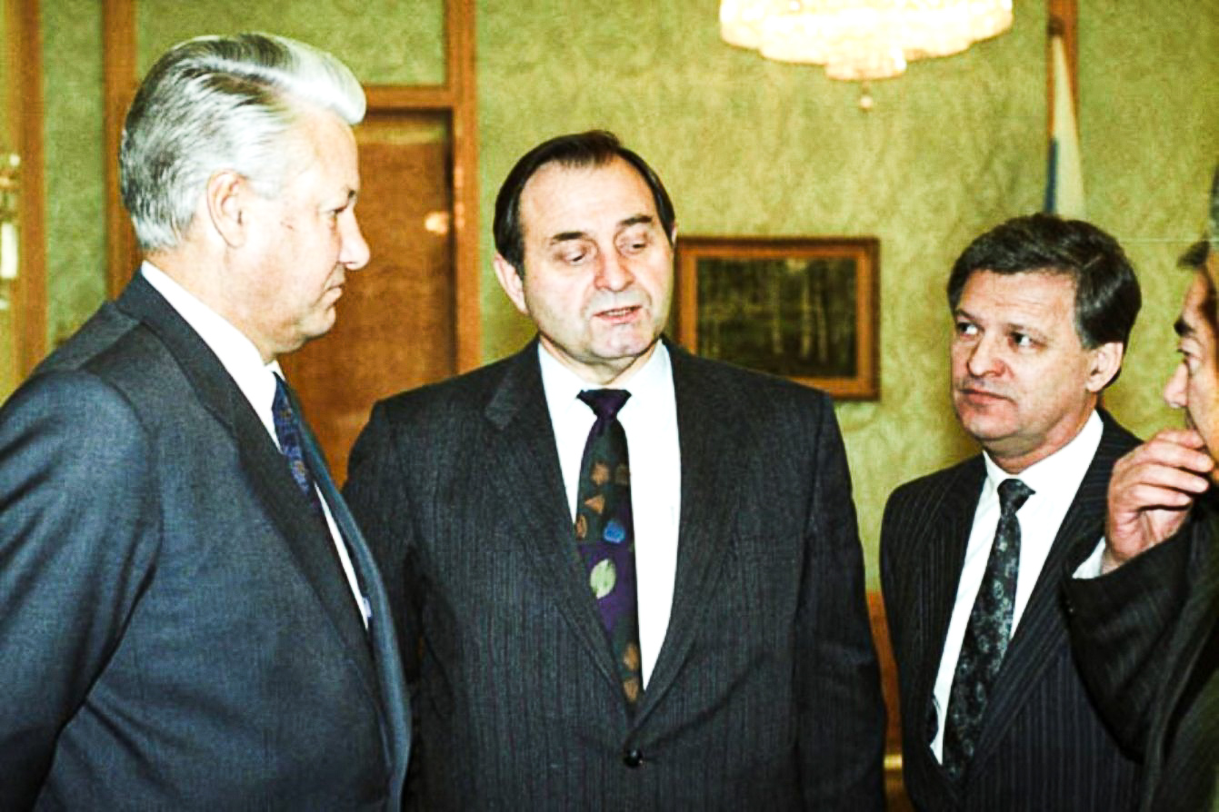 Ещё соратники: Борис Ельцин, глава Министерства безопасности РФ Виктор Баранников и секретарь Совета Безопасности РФ Юрий Скоков