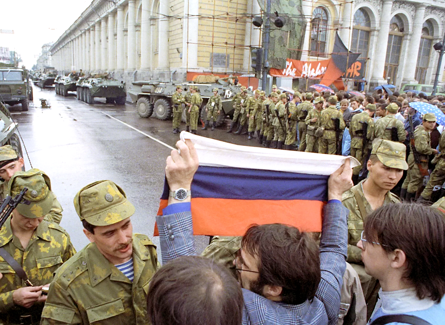 Сторонники Бориса Ельцина и Верховного Совета России пытаются агитировать военных, оказавшихся один на один с толпой. Район Манежа и Александровского сада. 19 августа 1991 года