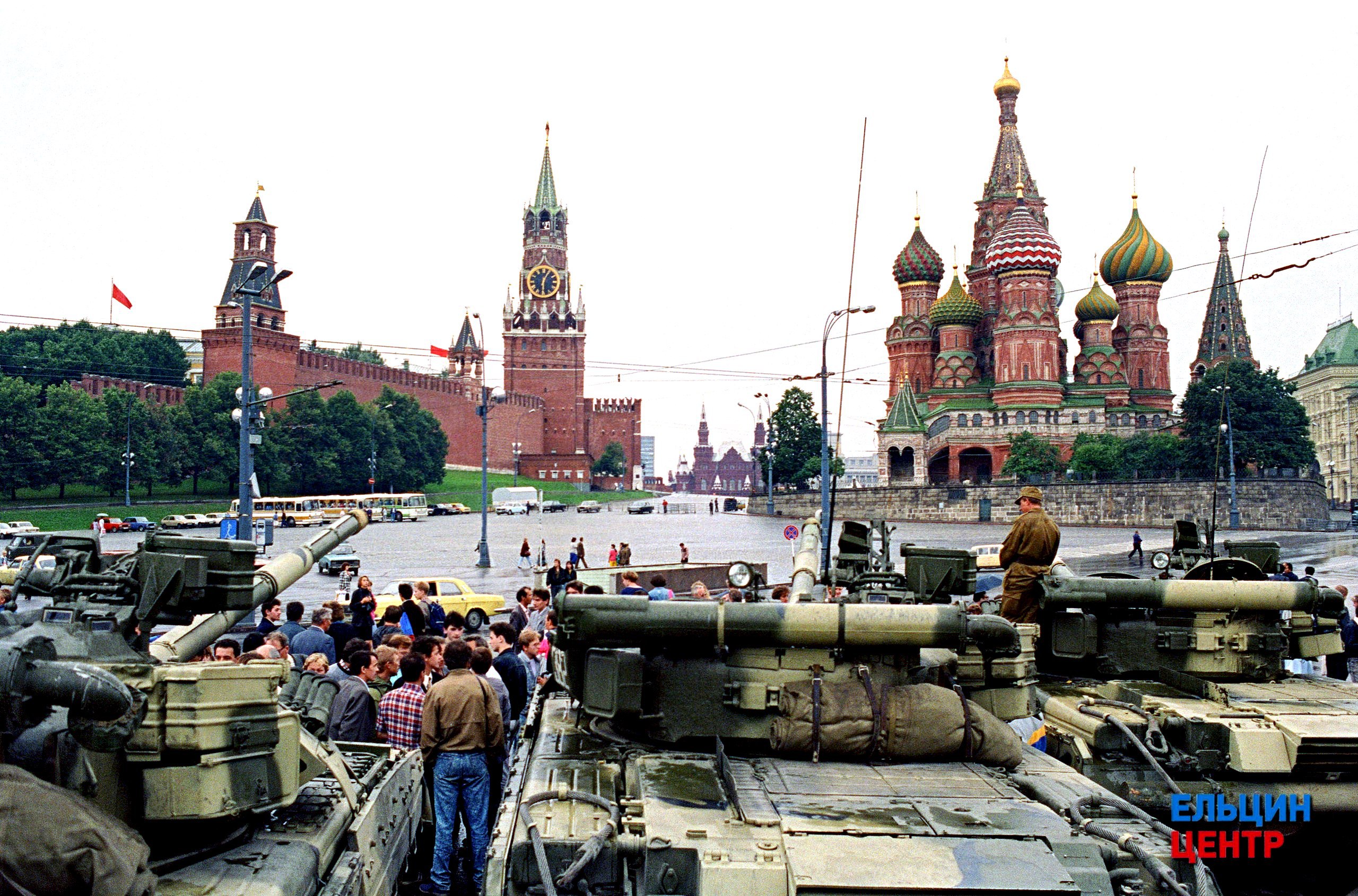 В первой половине дня 19 августа 1991 года на Васильевском спуске возле Кремля появились танки, которые «взяли под охрану» исторический центр России — Советского Союза. К ужасу и восторгу туристов