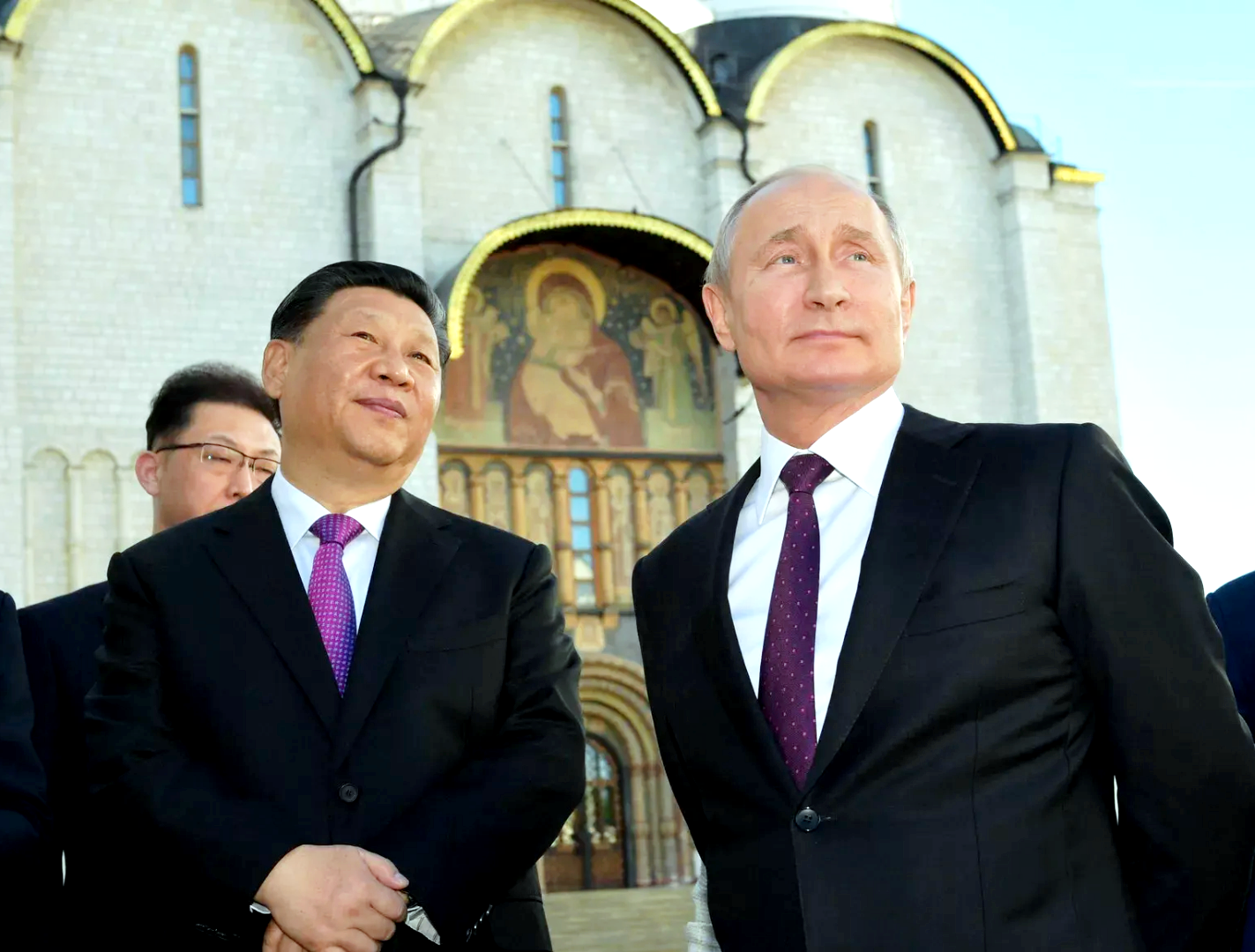 Председатель КНР Си Цзиньпин и президент России Владимир Путин во время экскурсии по Кремлю. 5 июня 2019 года. Фото: kremlin.ru