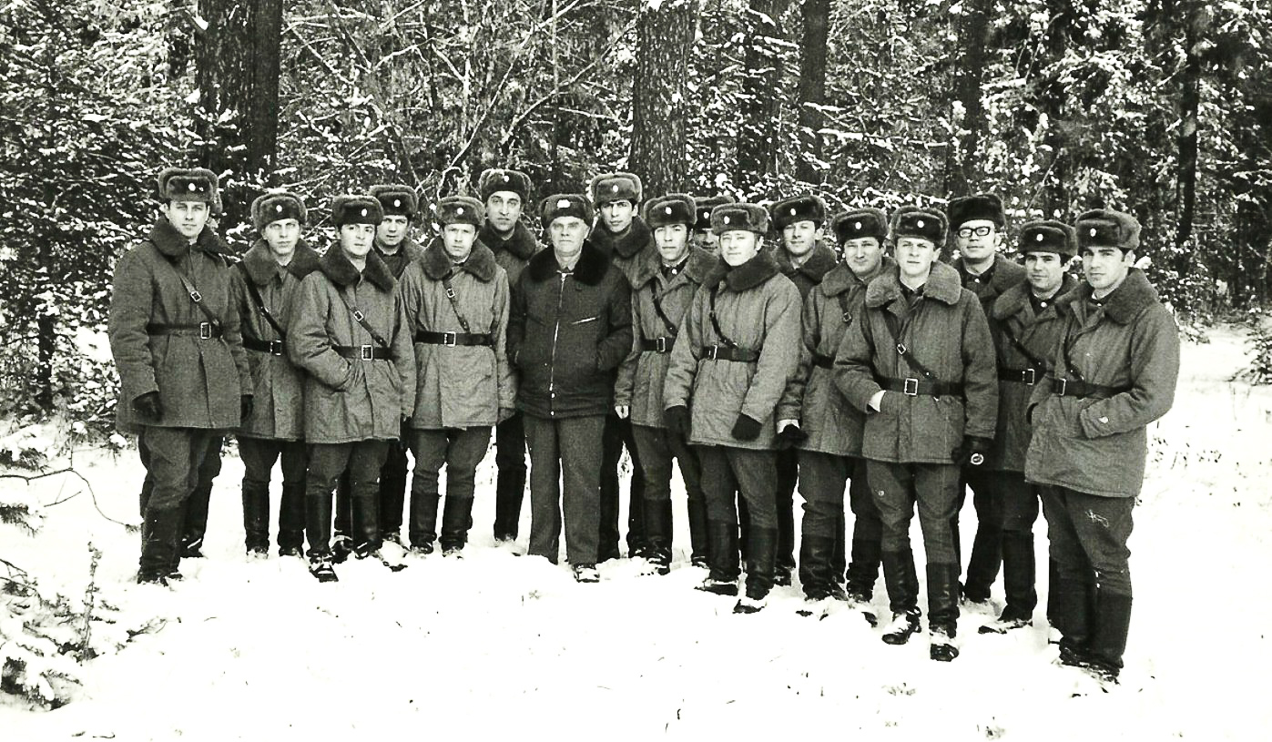 Харитон Болотов вместе со своими питомцами. Уже КУОС. Подмосковье. 1978 год