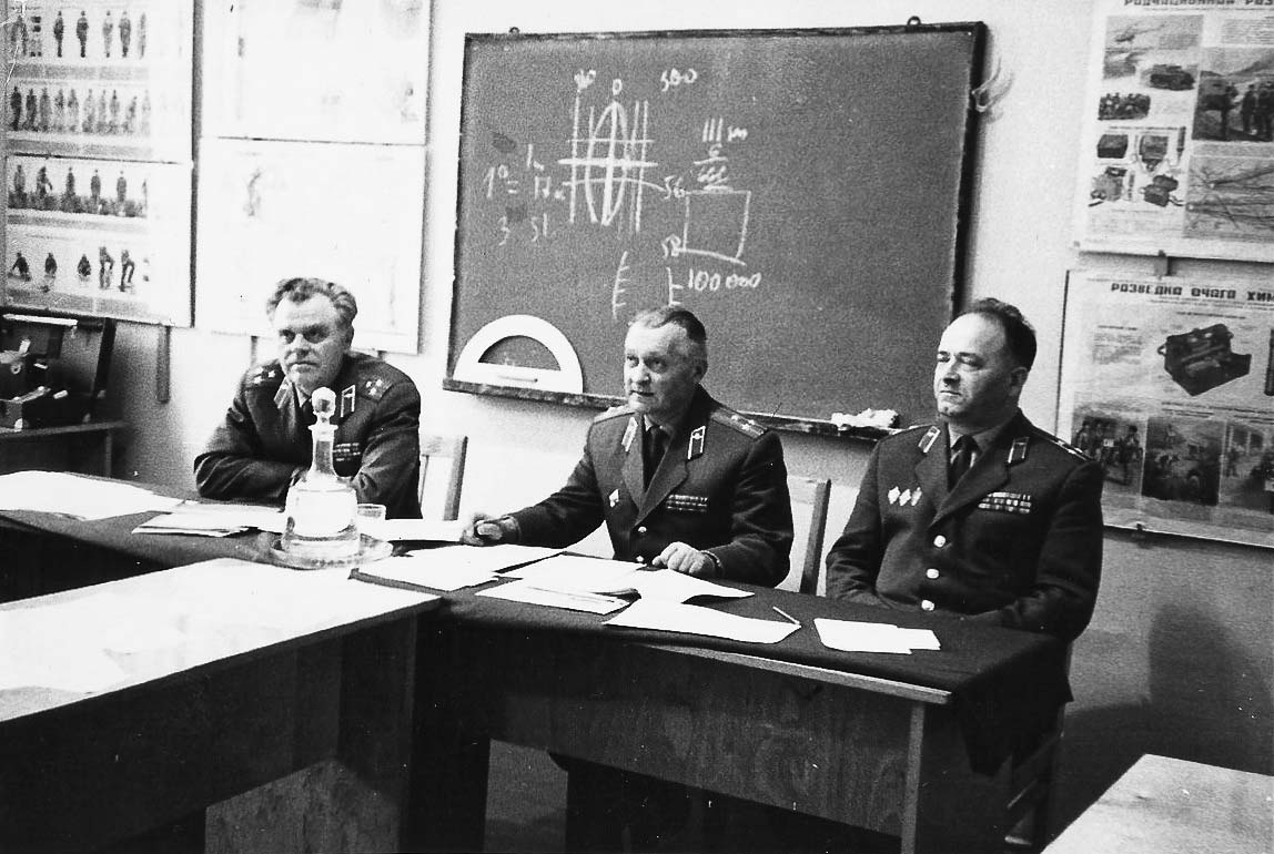 Полковник Х. И. Болотов (слева) многое сделал для организации учебного процесса Спецкурса, а затем и КУОС