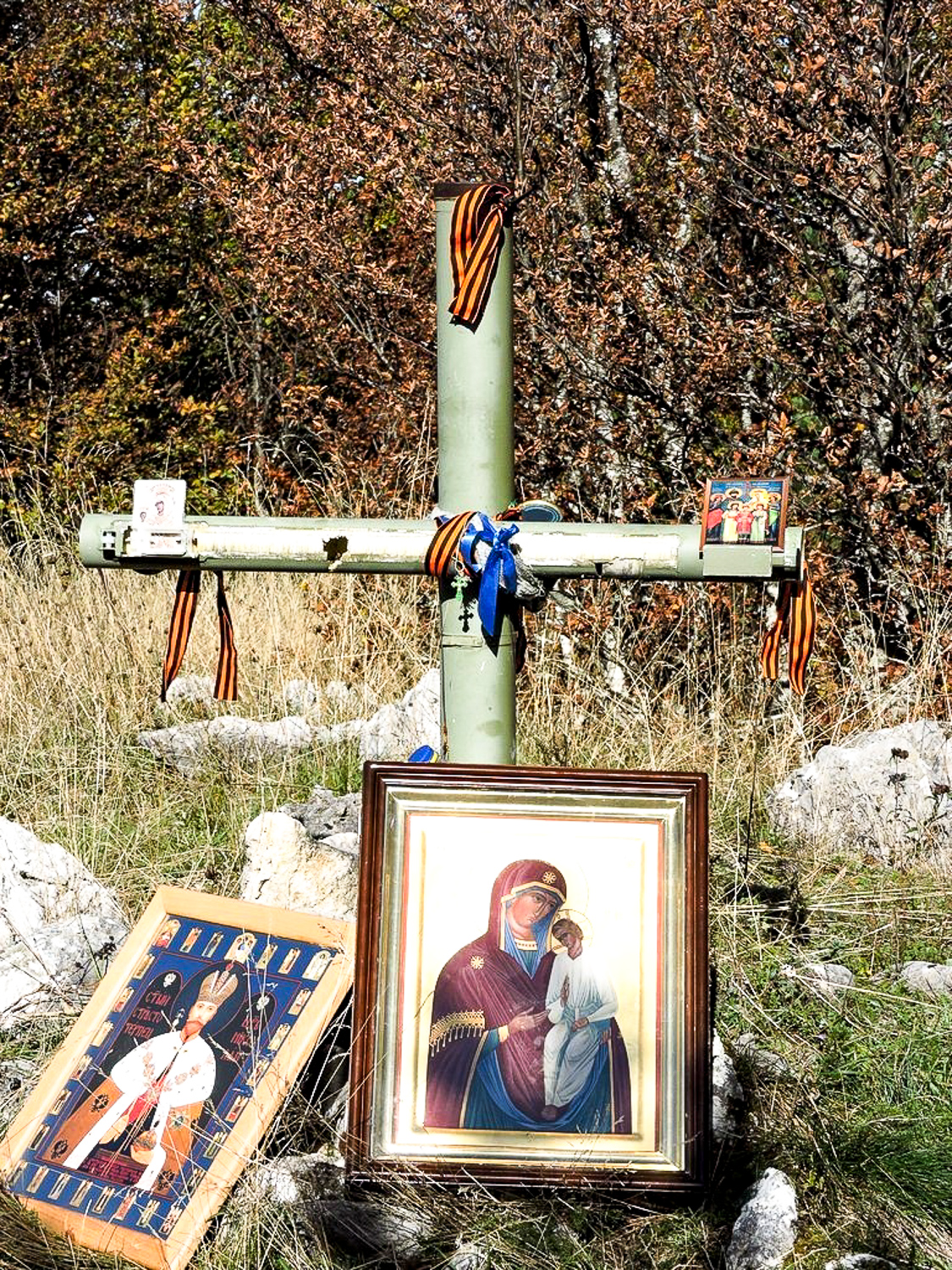 Крест и иконы на высоте Заглавак, политой русской кровью