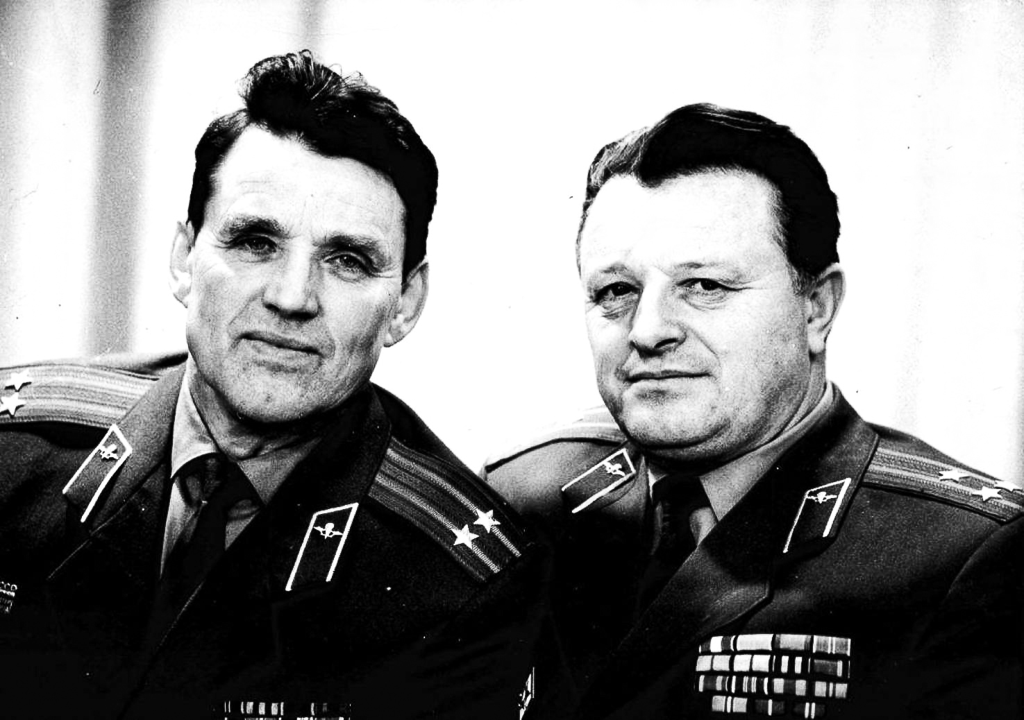 Будущий первый Герой Советского Союза Афганской войны, начальник КУОС полковник Григорий Бояринов (слева) с Борисом Васюковым