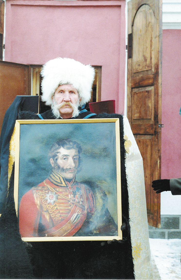 Старейшина Московской заставы городовых казаков Владимир Игнатов с портретом генерала Дорохова. 26 декабря 1999 года.