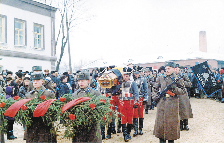 Перезахоронение героя Отечественной войны 1812 года Ивана Семёновича Дорохова. Верея, 26 декабря 1999 года