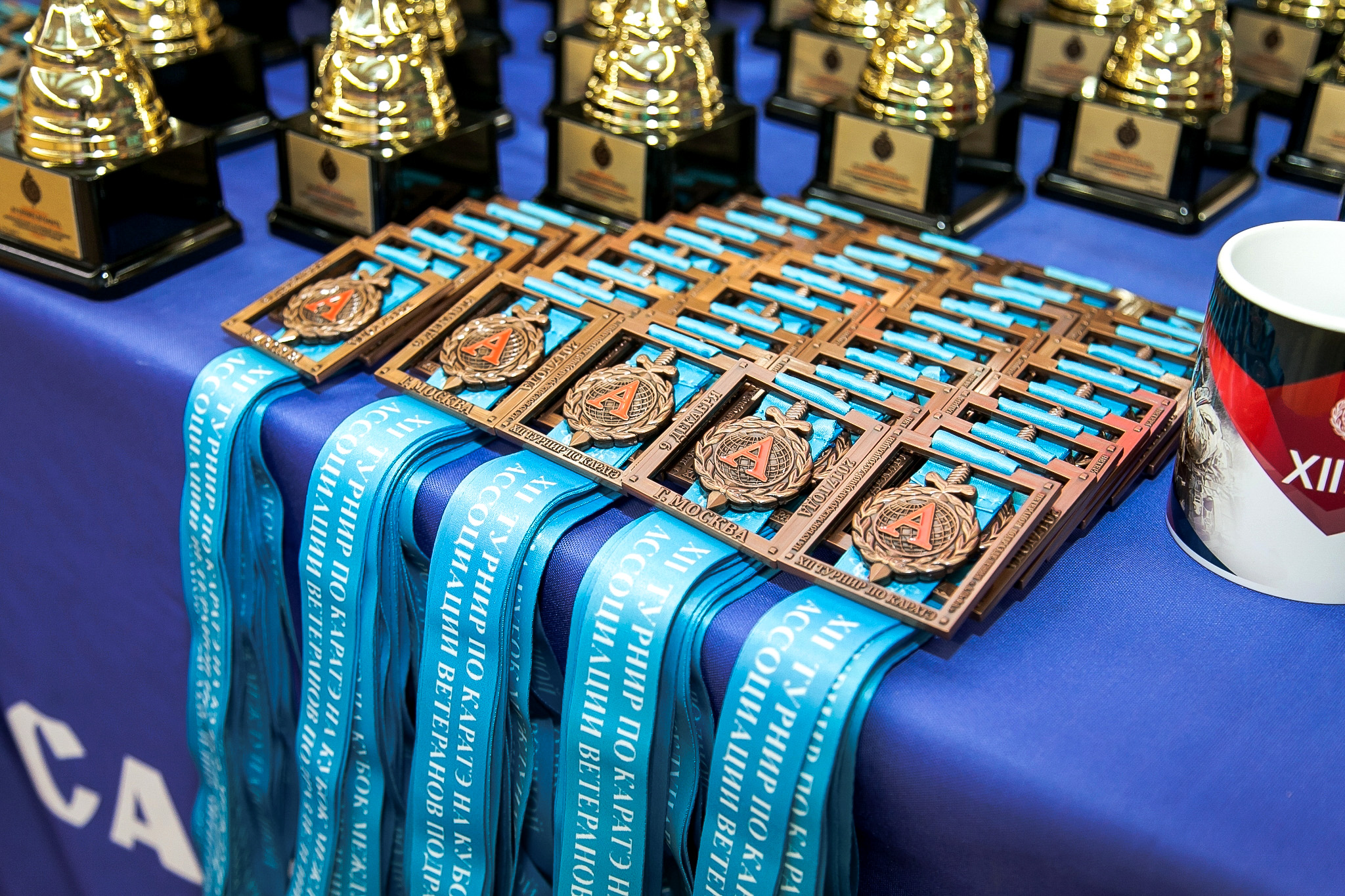Медали — отличительная особенность Кубка «Альфы». Все они изготовлены на заказ по оригинальной технологии
