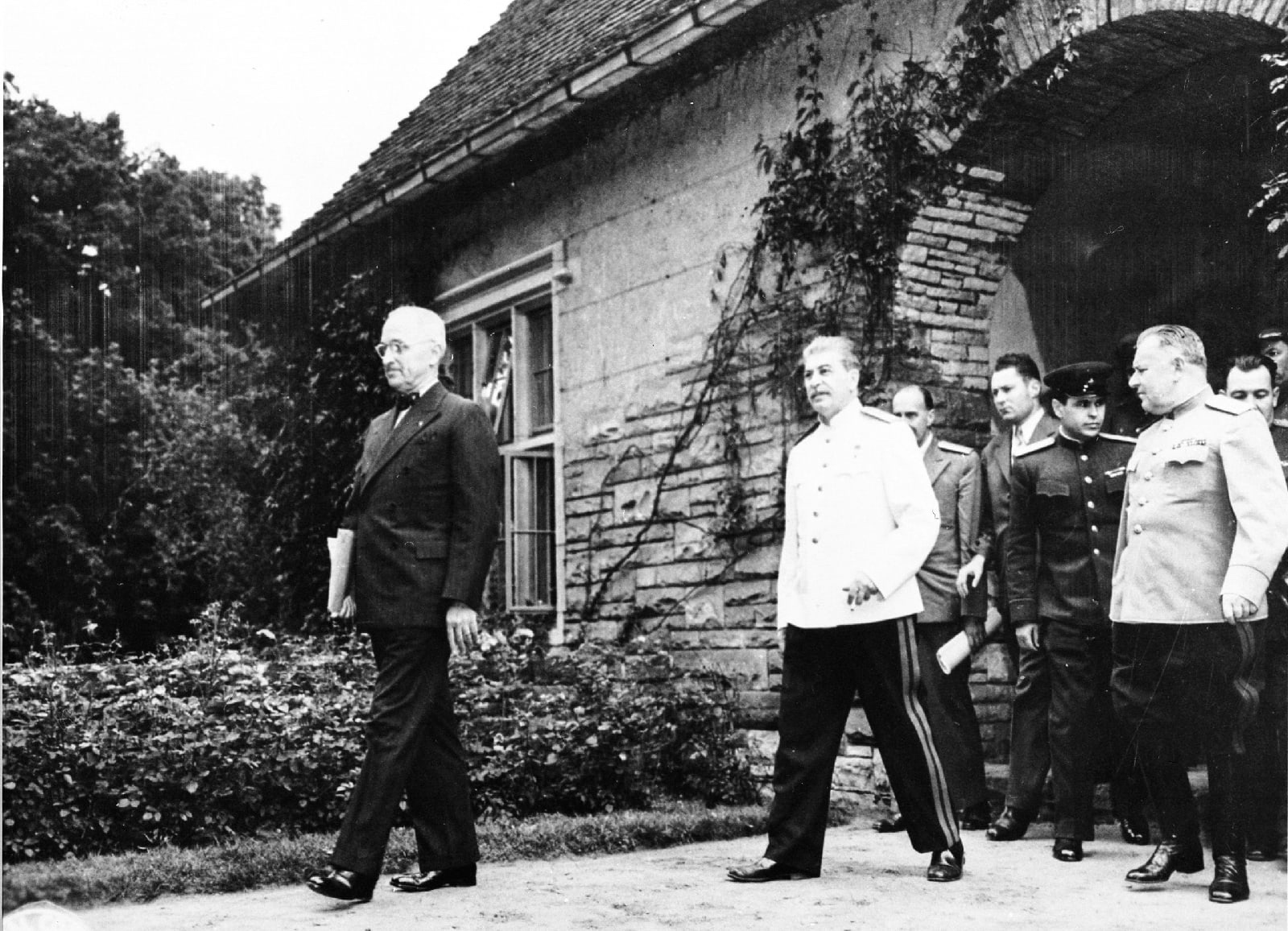 Иосиф Сталин на прогулке во дворце Цецилинхоф с президентом США Г. Трумэном во время Потсдамской конференции. Справа — Николай Власик. 1 августа 1945 года