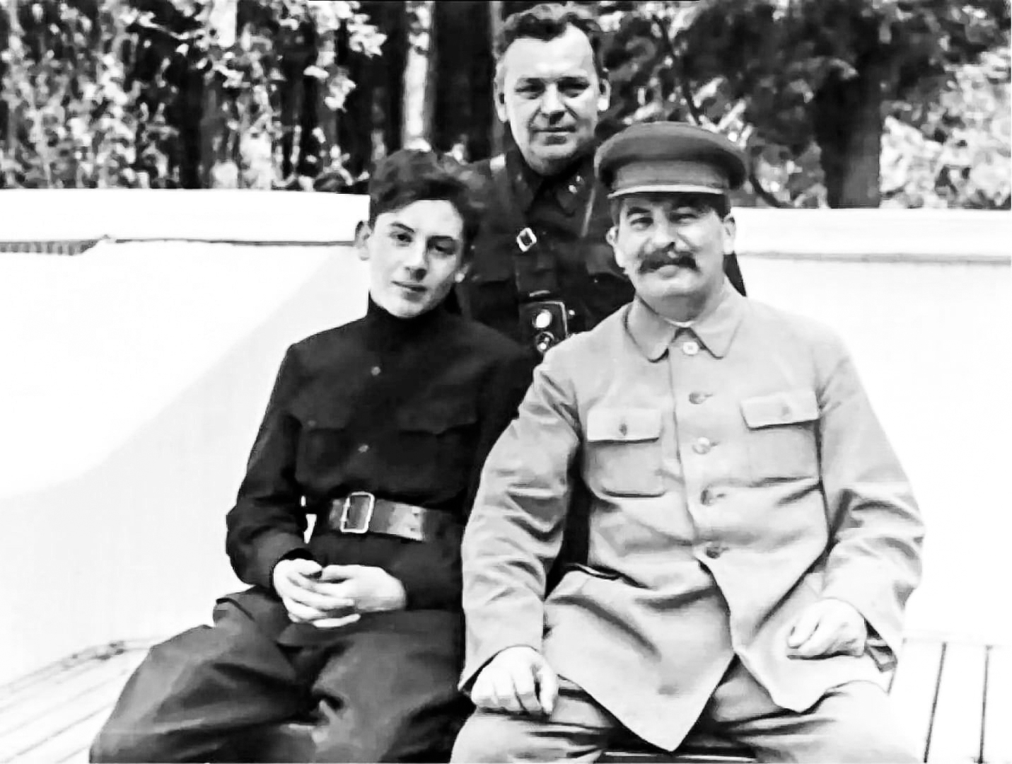 Иосиф Сталин, сын Василий и Николай Власик на террасе Ближней дачи в Кунцево под Москвой. Фото Светланы Сталиной (Аллилуевой). 1935 год