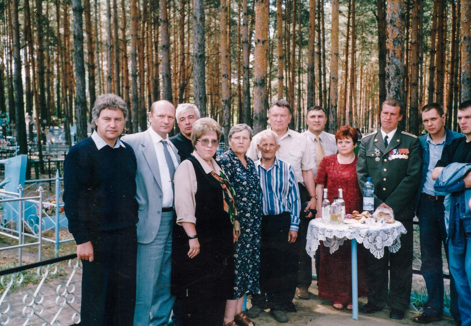 Игорь Орехов (слева) вместе с коллегами и родственниками погибших бойцов Группы «А». Воронеж. 2000‑е годы