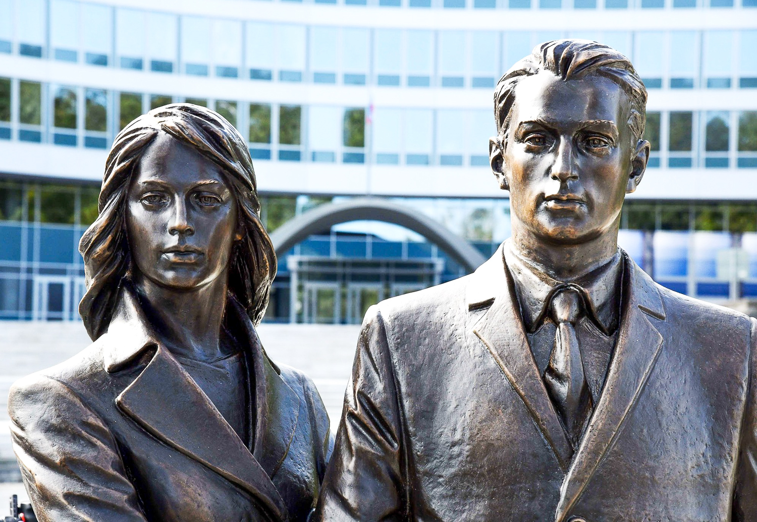 Мужчина и женщина, нелегалы. Скульптура в честь отечественных разведчиков всех времён. Фото пресс-бюро СВР