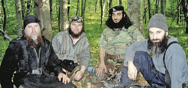 Слева — направо: Руслан Гелаев, будущий главарь «Имарата Кавказ» Докку Умаров, главарь иностранных наемников Абу аль-Валид (сменил в этом качестве Хаттаба) и Шамиль Басаев. Все четверо ныне в исламском Аду