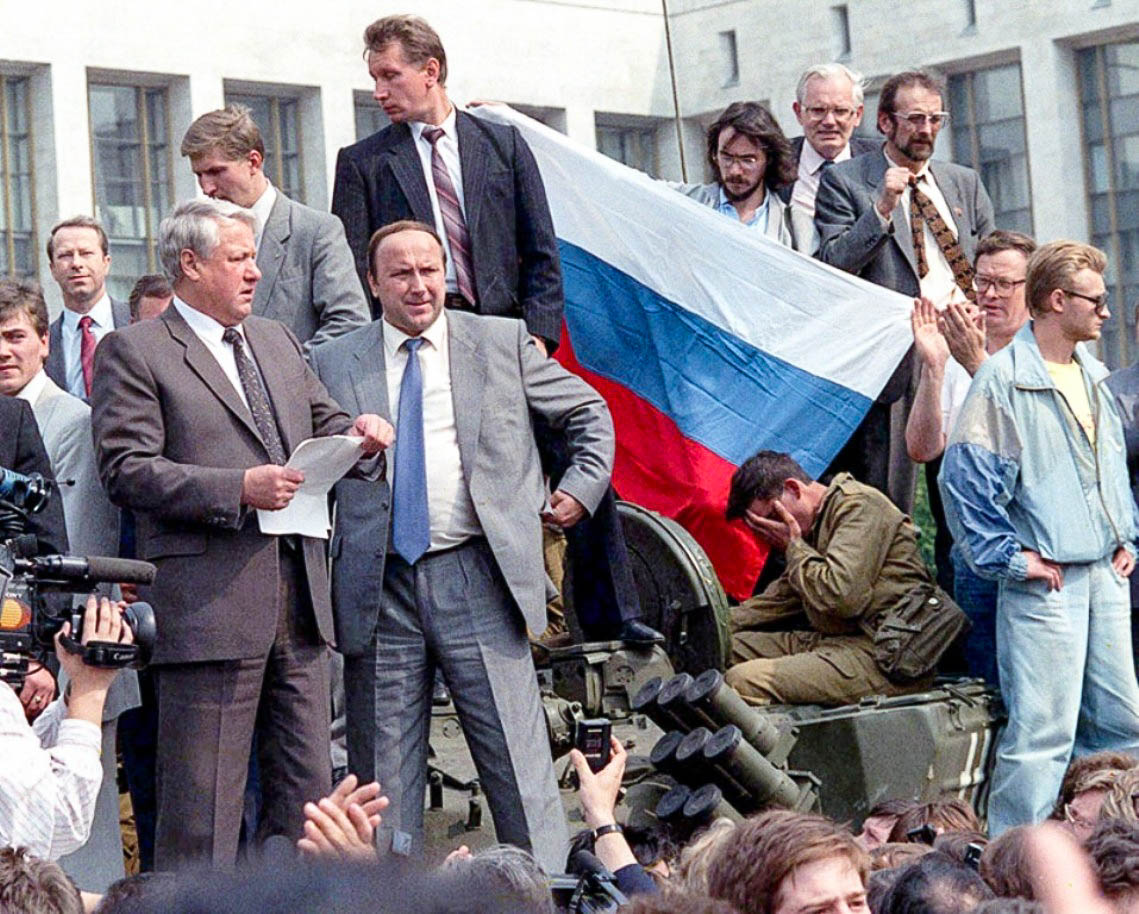 Президент России Борис Ельцин обращается к народу с танка