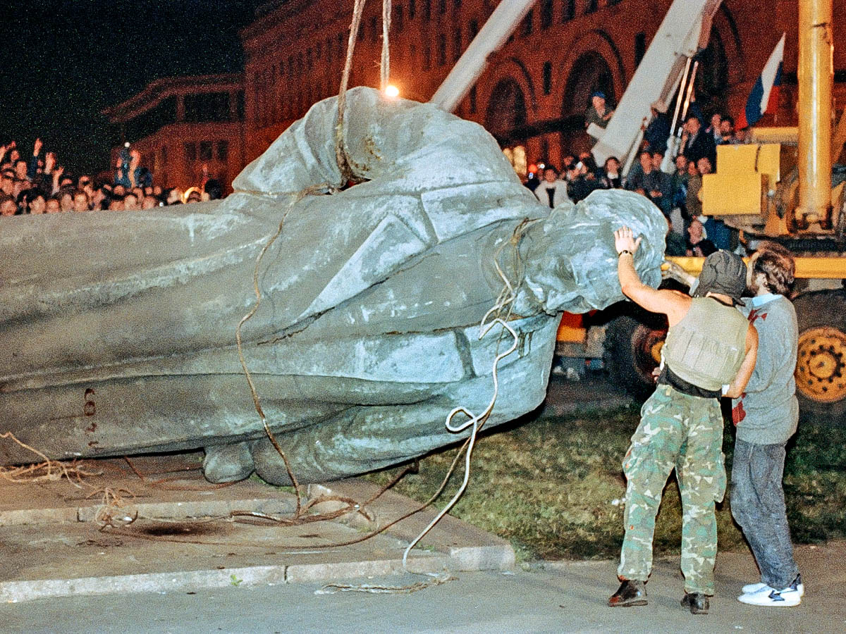 Демонтаж памятника Ф. Дзержинскому на Лубянке 23 августа 1991 года. Решение было принято Моссоветом