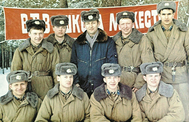 Александр Егоров (во втором ряду — справа) на учёбе в Гаджюнайской школе прапорщиков