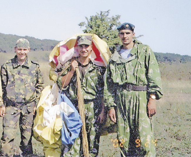 Полученная Александром Егоровым (справа) воздушно-десантная подготовка очень пригодилась ему в горах Северного Кавказа