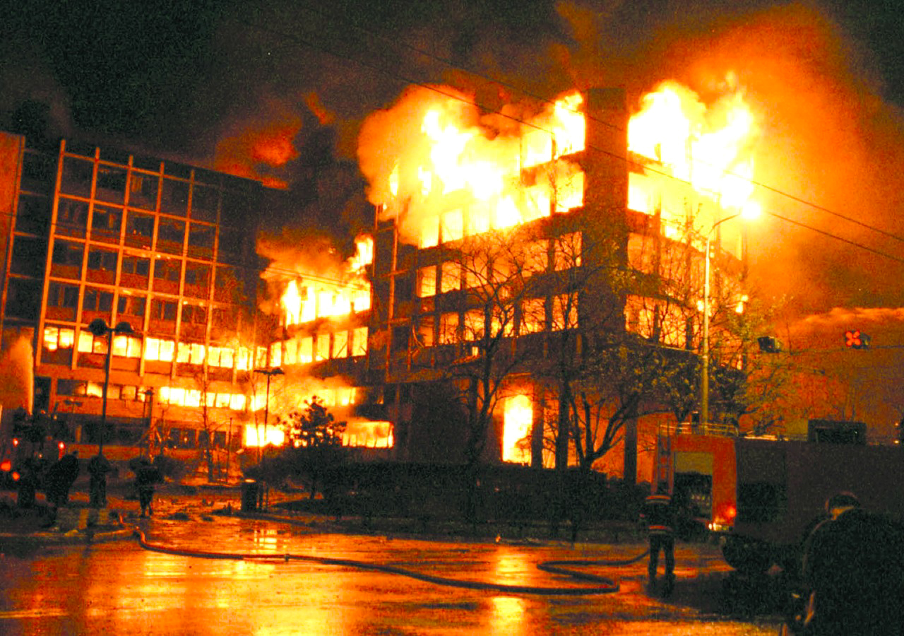 Один из эпизодов варварских бомбардировок силами США и НАТО Югославии в 1999 году. Весь «цивилизованный» мир делал вид, что так и должно быть