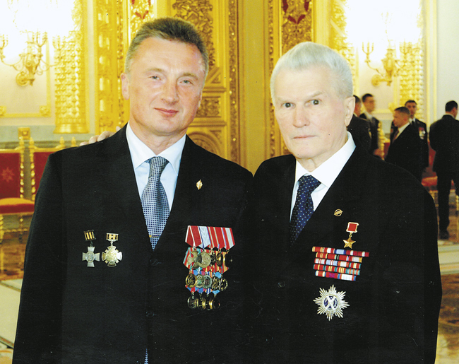 Полковник Юрий Дёмин и Герой Советского Союза генерал-майор Геннадий Зайцев