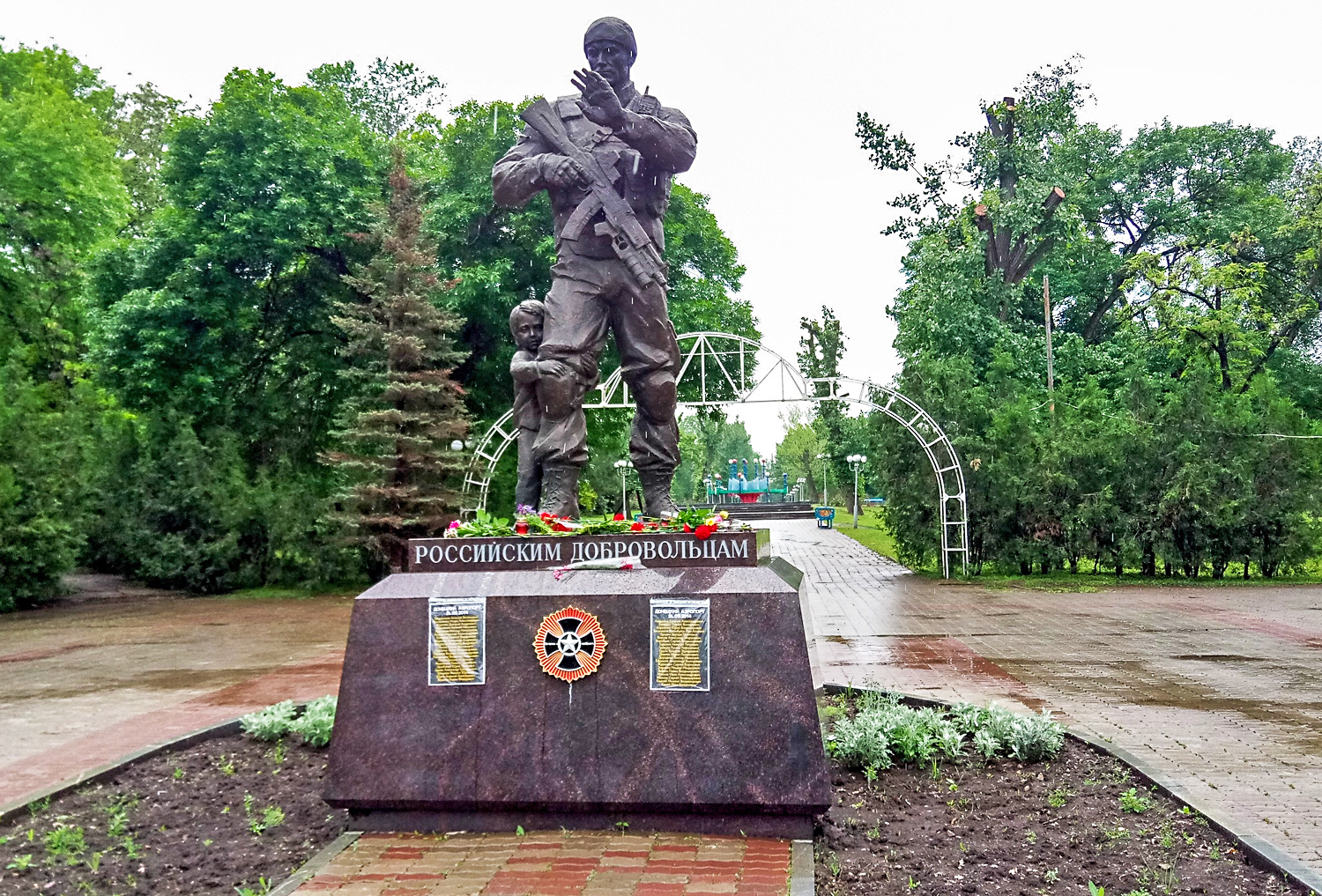 Памятник российским добровольцам в Луганске. Его установка была осуществлена в 2018 году «Лигой ветеранов локальных конфликтов» из Санкт-Петербурга