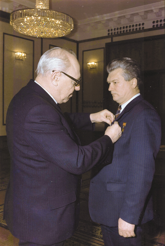 Председатель КГБ СССР Виктор Чебриков вручает Г. Н. Зайцеву Золотую Звезду Героя Советского Союза и орден Ленина. 19 декабря 1986 года