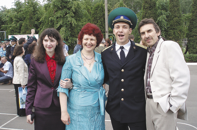 С сестрой Дашей и родителями, Вячеславом Николаевичем и Еленой Валерьевной. Лето 2009 года. 