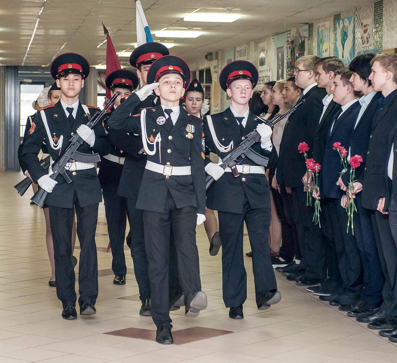 …С выносом кадетами знамён города Москвы и школы…