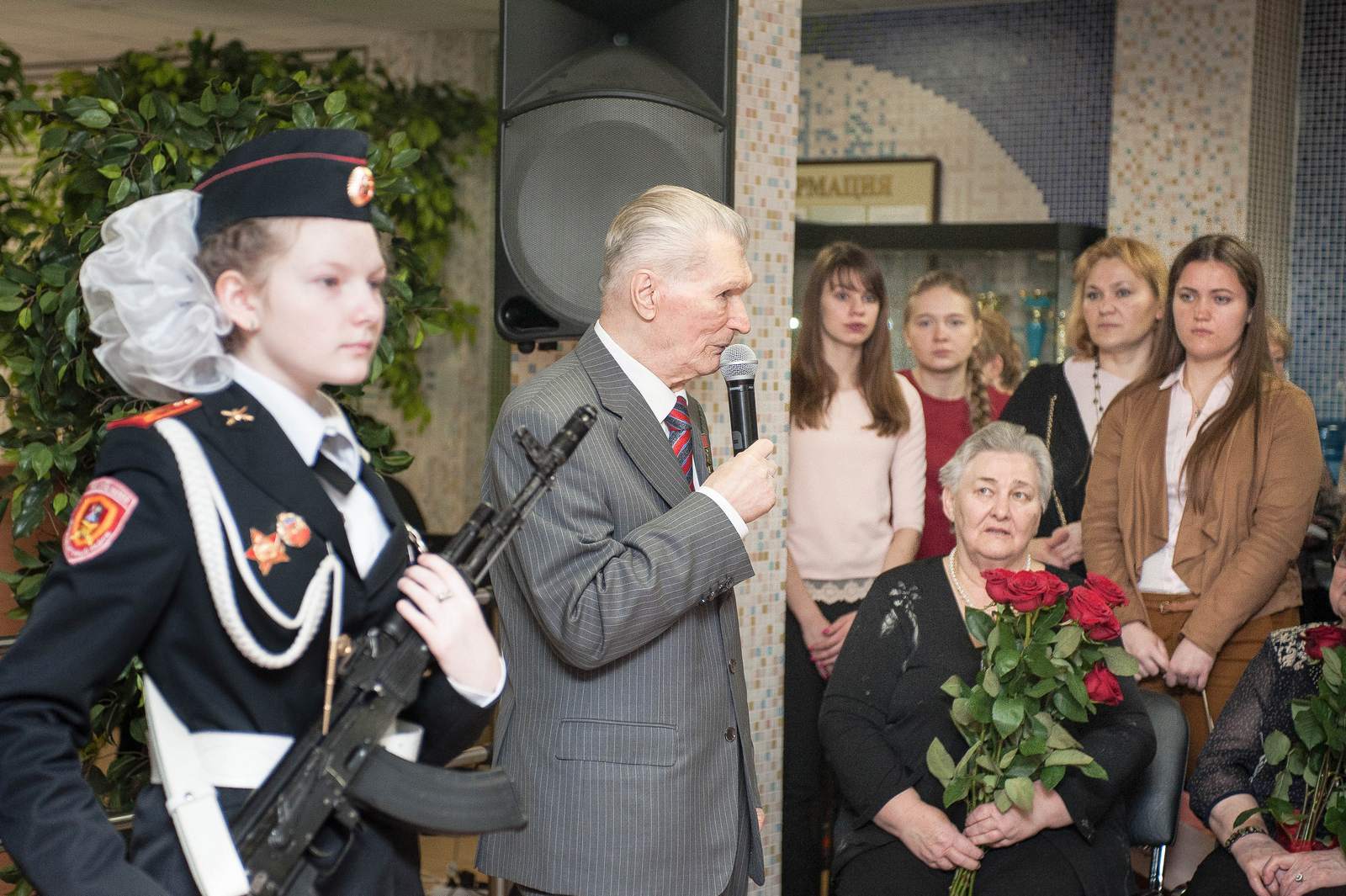 Родные Геннадия Егоровича слушают выступление Героя Советского Союза генерала Геннадия Зайцева