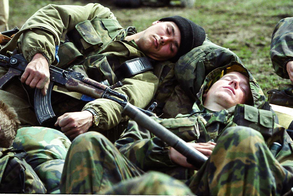 Пахари войны на привале. Чеченская республика, 1999 год. Фото Владимира Сварцевича («Аргументы и факты»)