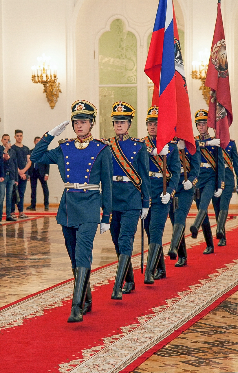 Торжественный внос «кремлёвцами» знамён России, Города-Героя Москвы и Ассоциации «Альфа»