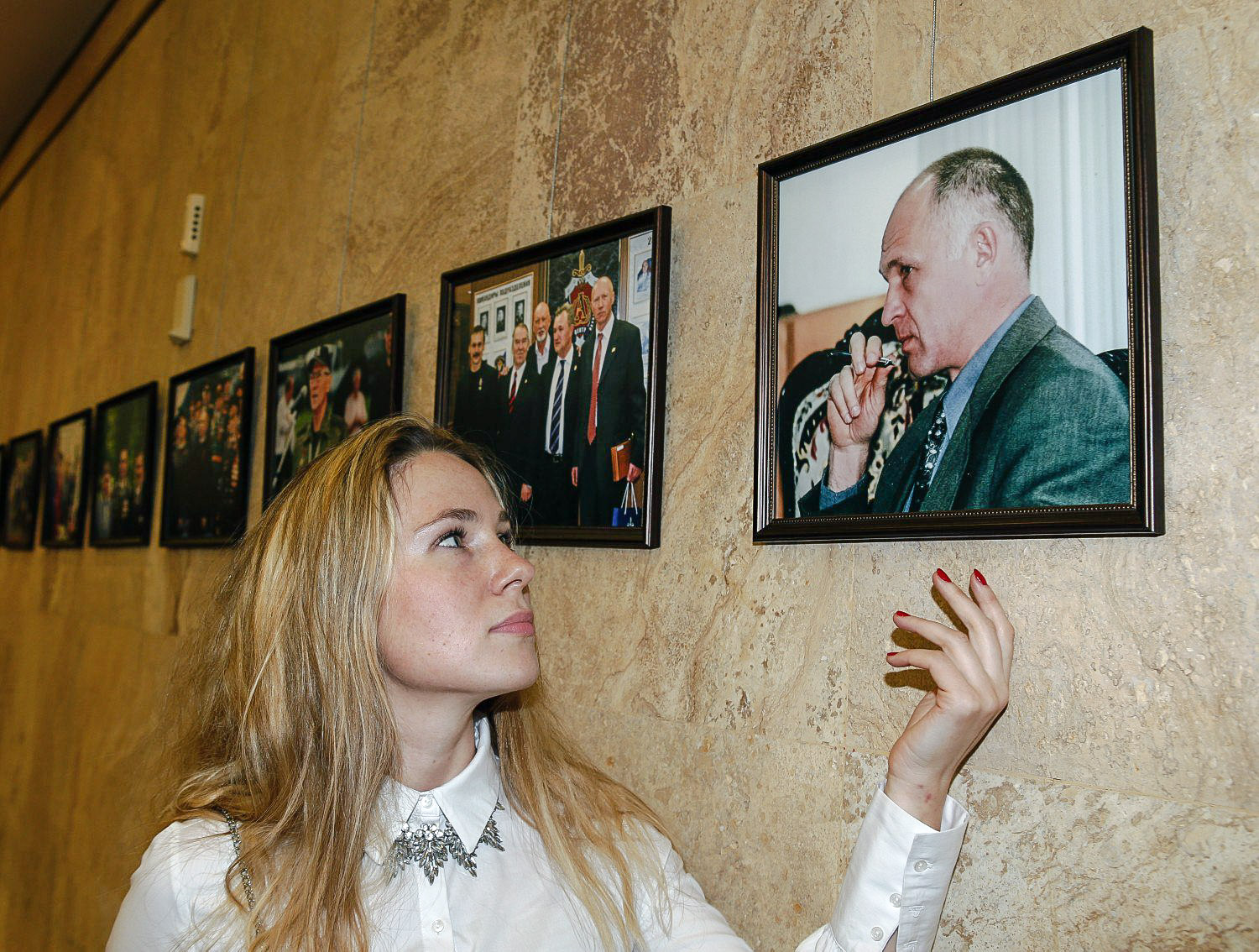 Сотрудница «Спецназа России» Анна Ширяева у фотографии своего отца — одного из создателей Ассоциации «Альфа» Владимира Ширяева