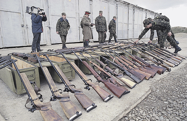 Конфискованное огнестрельное оружие. Так литовские националисты готовились к «свободе и демократии».  26 марта 1990 года