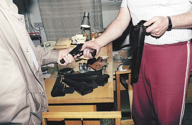 Неизвестный «сотрудник КГБ» (в тренировочных брюках!) передает свое оружие литовскому чиновнику. Этот широко разошедшийся пропагандистский снимок датирован 31 августа 1991 года