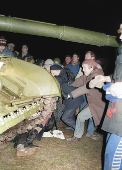 Снимок, обошедший все мировые издания: мирные литовцы пытаются остановить советский танк, который прёт по ногам и телам людей. В красном круге — кровь: в одном случае она есть, в другом её нет. Также обратите внимание на спокойные лица второго плана