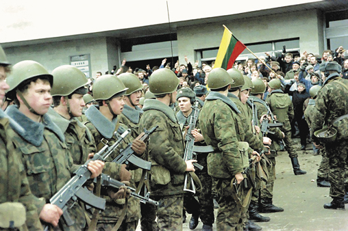 За «альфовцев» на фотографиях января 1991‑го часто выдают обычных солдат и десантников с автоматами АКМ
