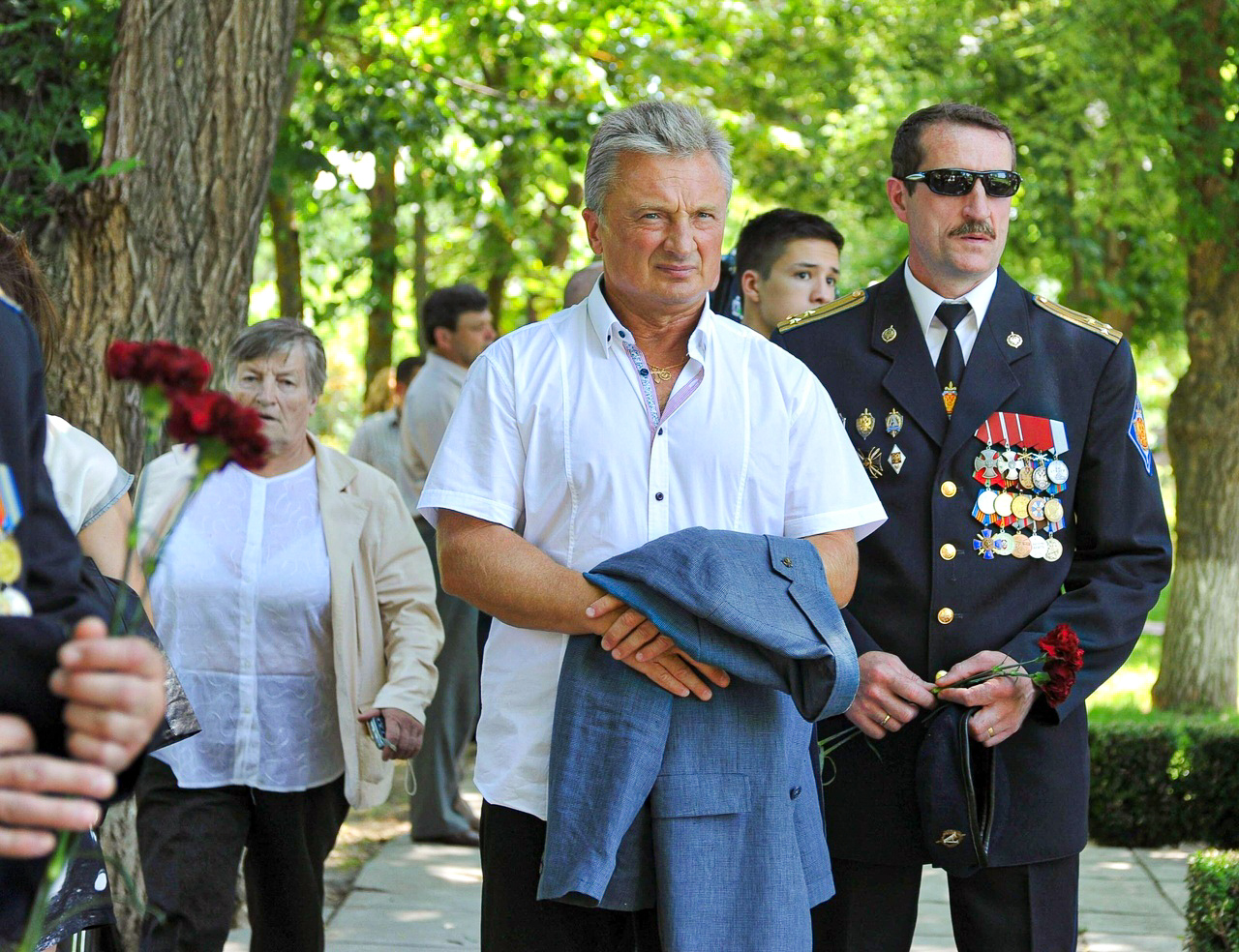Полковник Юрий Дёмин (слева) во время штурма больницы получил тяжелейшую травму, но потом вернулся в строй. Фото Анны Ширяевой