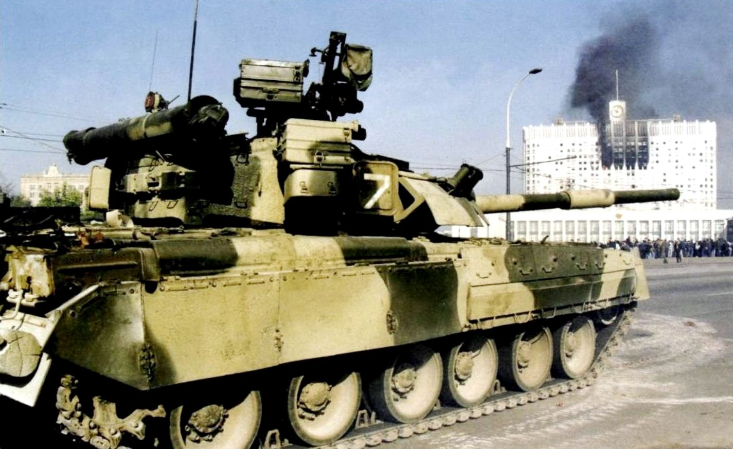Расстрел из танков сторонниками президента Бориса Ельцина здания российского парламента. Москва. 4 октября 1993 года