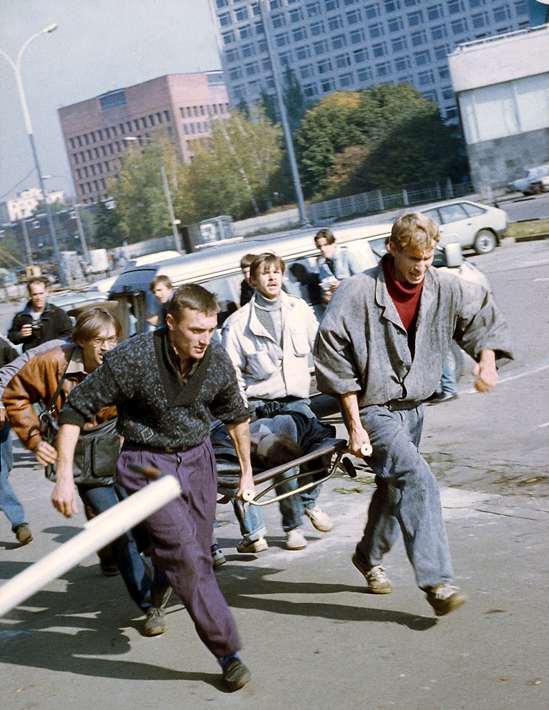 Парни эвакуируют раненых от Белого дома. Локальная гражданская война в Москве. «Горячая осень» 1993 года