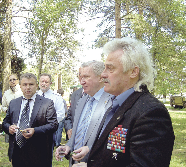 Полковник Александр Михайлов игенерал-лейтенант Валентин Андреев, командир «Альфы» впериод «Норд-Оста» (справа налево). Вместе сними — генерал-майор ФСБ Владимир Платонов