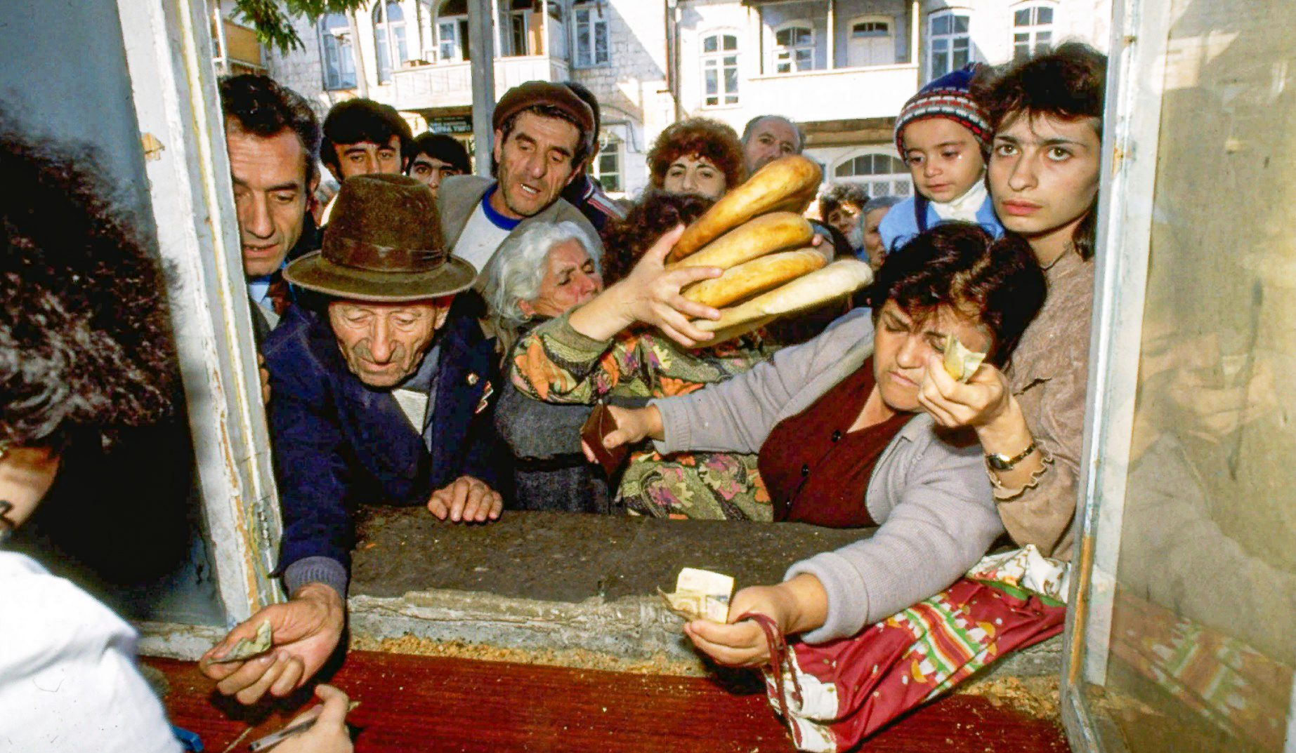 Жители Степанакерта в отчаянии штурмуют прилавок магазина. Люди испытывали нехватку хлеба из‑за блокады анклава Азербайджаном
