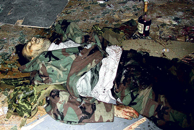 Убитый номинальный главарь террористов Мовсар Бараев. Рядом – поставленная кем-то бутылка коньяка «Hennessy»