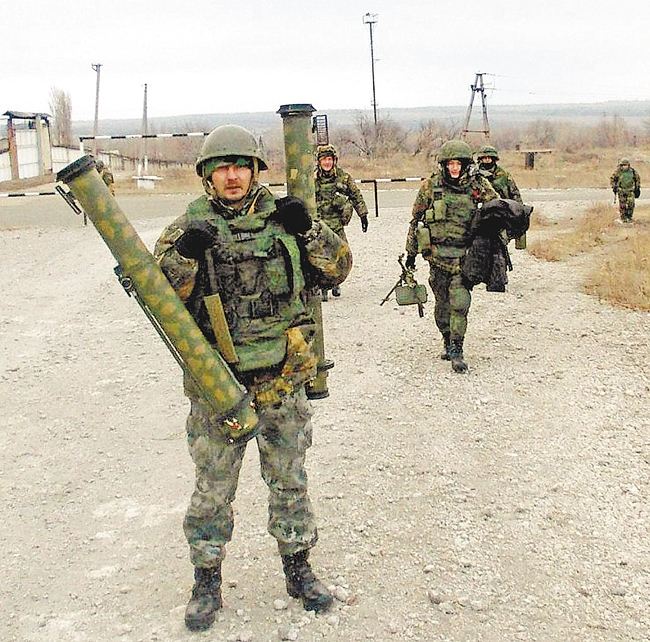 Фронт под Дебальцево. Бойцы отряда выдвигаются на позиции в районе деревни Бороновка. 25 ноября 2014 года
