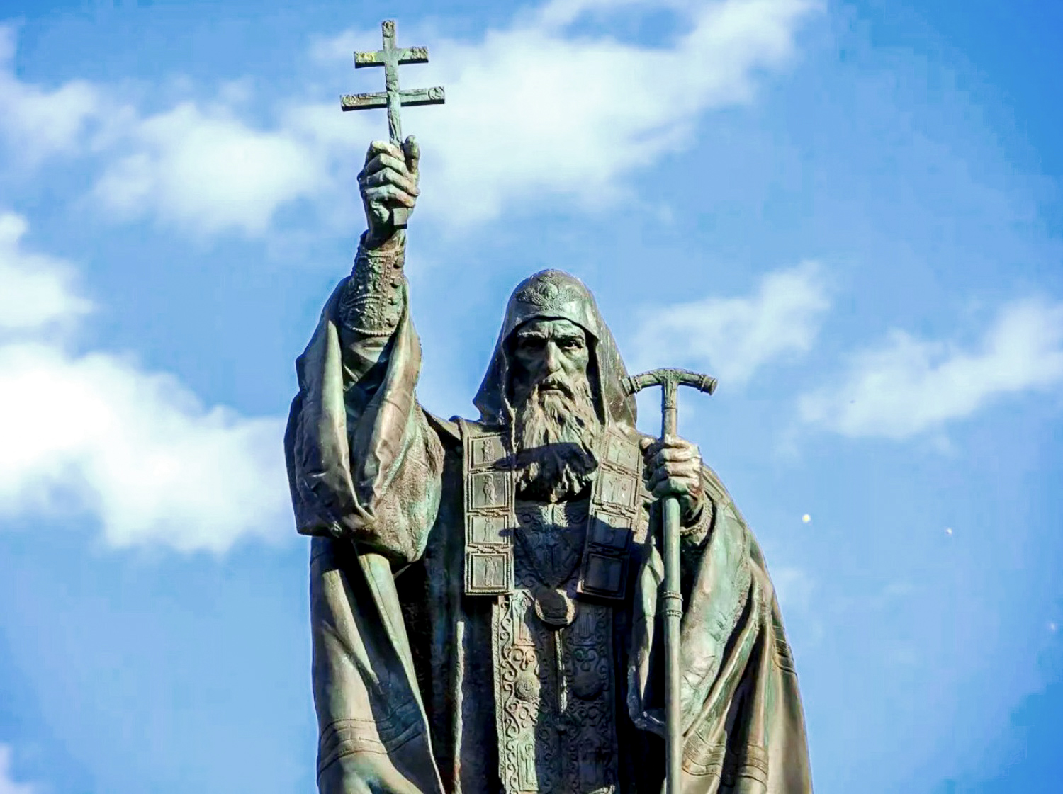 Памятник Патриарху Гермогену в Александровском саду возле Кремлёвской стены. Проект возник и реализован при участии «Народного Собора»