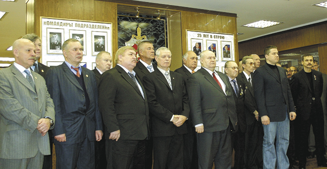 Группа участников кабульских событий декабря 1979 года на встрече в Управлении «А» ЦСН ФСБ России. Александр Плюснин — пятый слева. Декабрь 2009 года