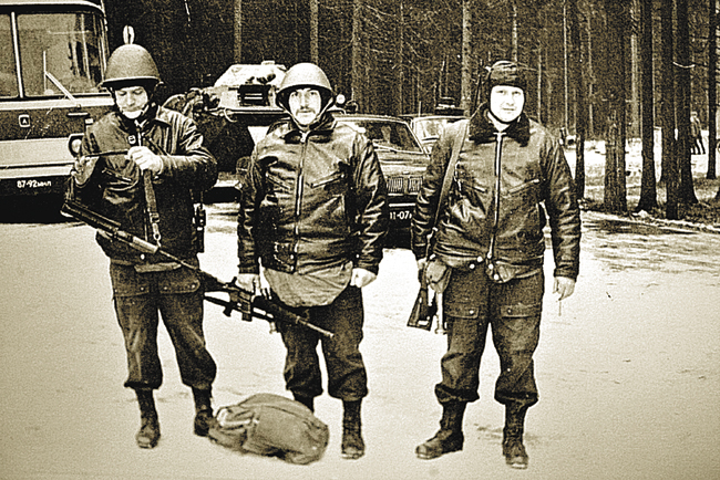 Александр Плюснин (в центре) на тактических учениях