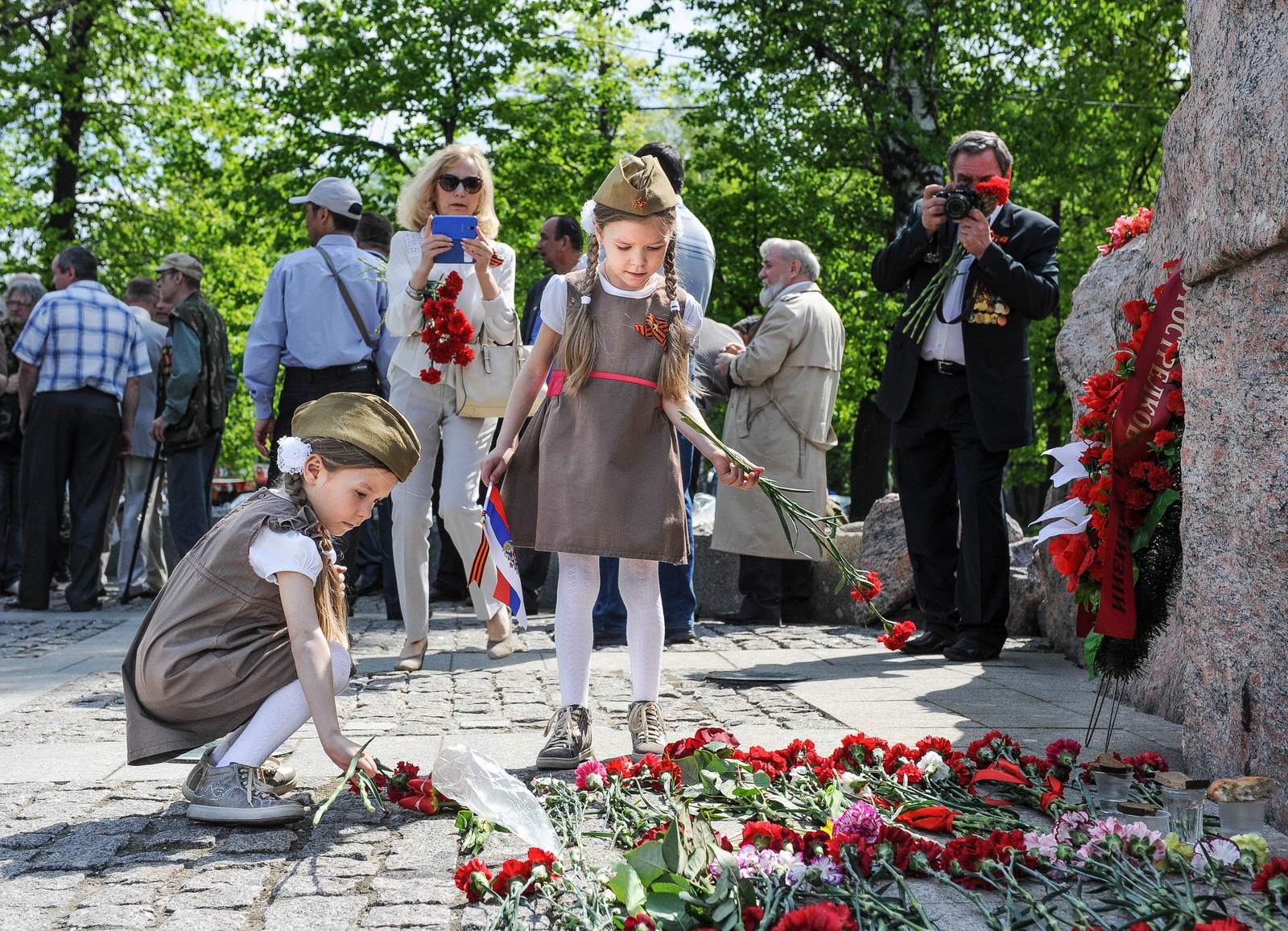 Дочери племянника ветерана Группы «А» Василия Леонова возлагают цветы к памятнику Воину-интернационалисту Москва, Поклонная гора. 9 мая 2016 года