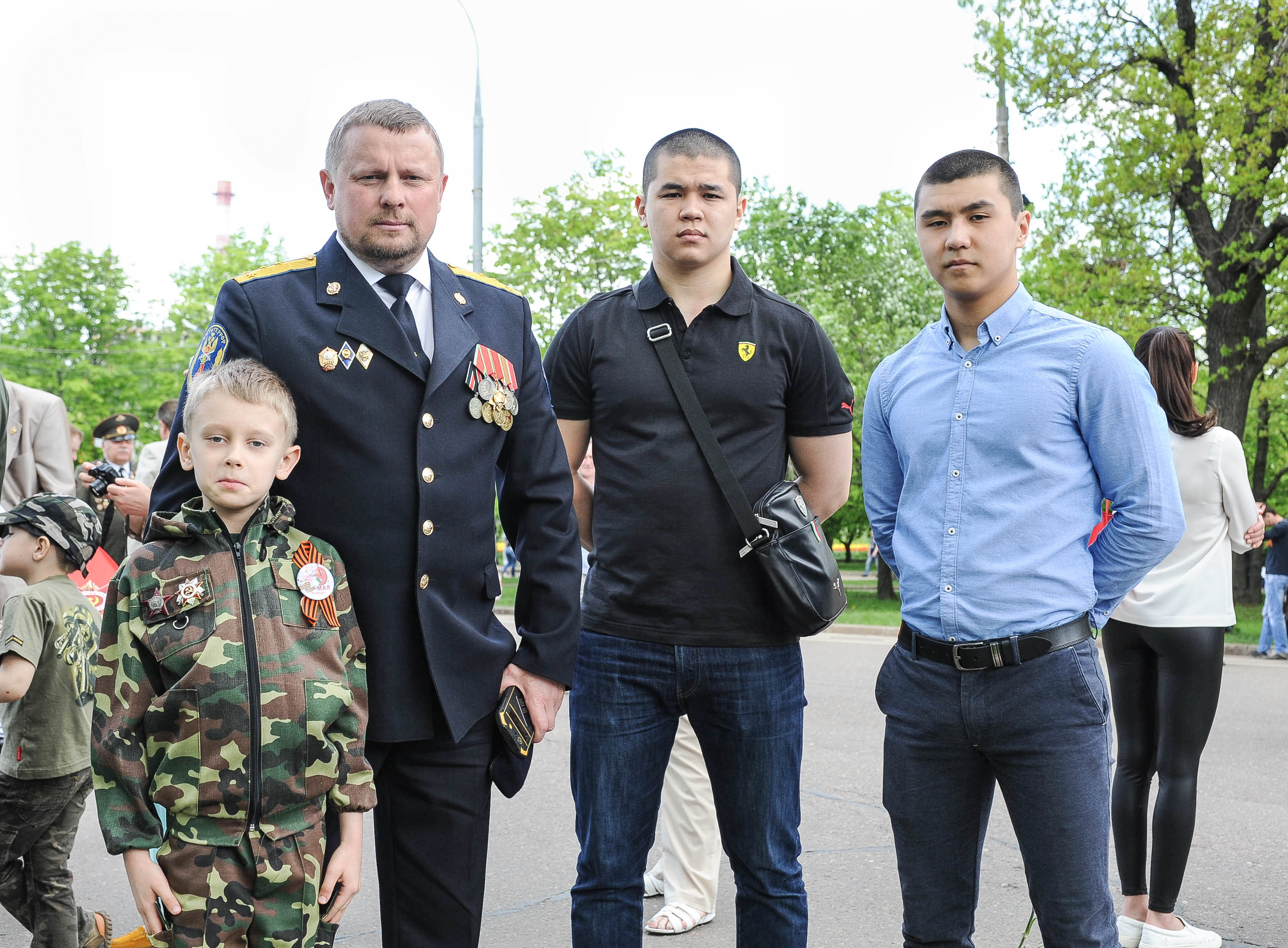 Ветеран «Альфы» Юрий Сарвадий с сыном и представителями братской Киргизии. Москва, Поклонная гора. 9 мая 2016 года